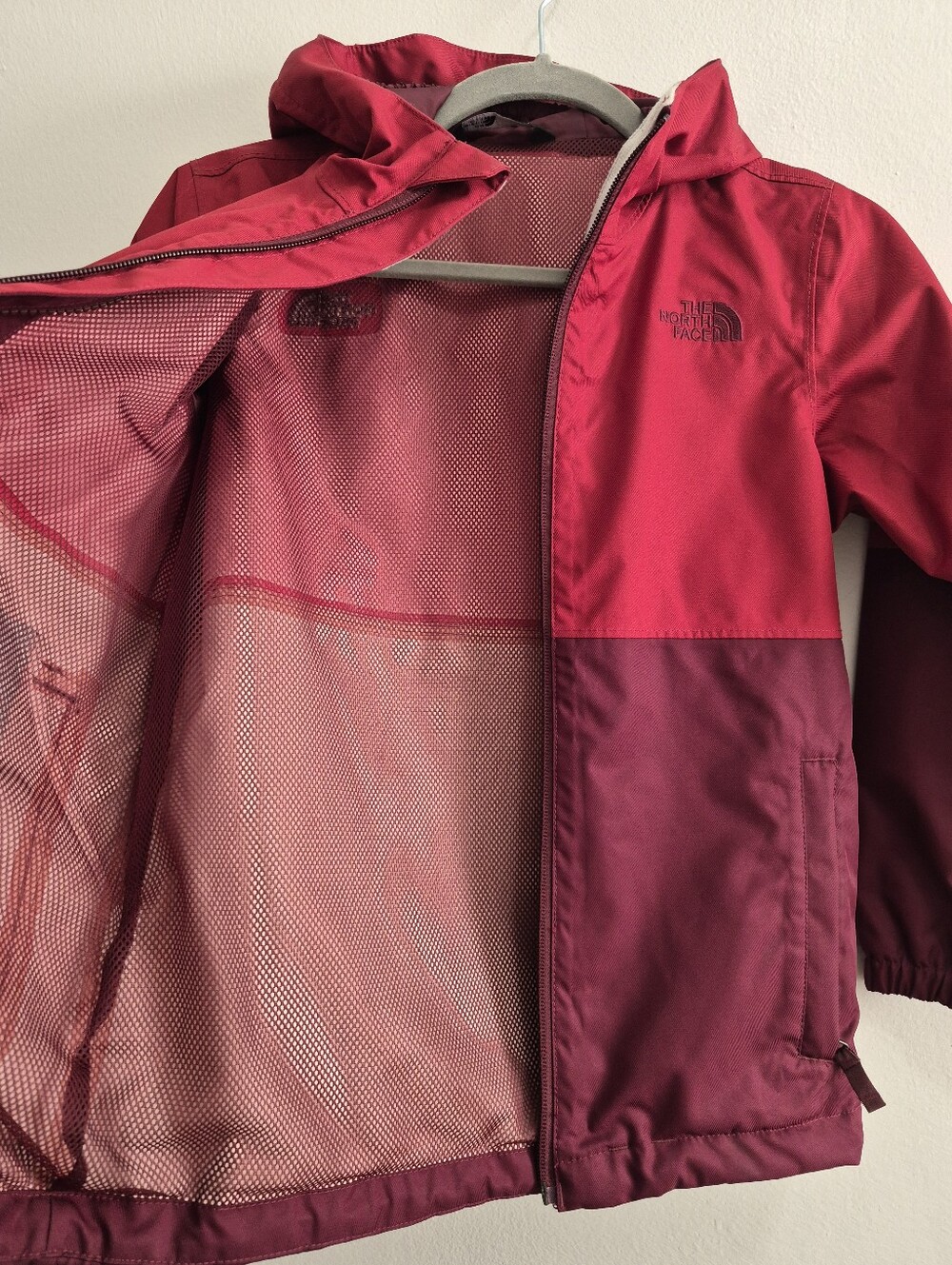 The North Face NWOT Boys Lightweight Jacket Hooded Rain Coat Size Small 7/8 - Picture 7 of 7
